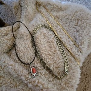 Huge necklace lot, diff, shapes, sizes, choker, longer, shorter necklaces